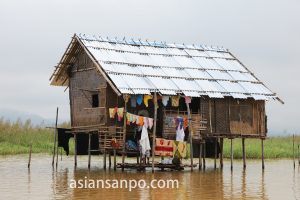 ミャンマー　インレー湖の家