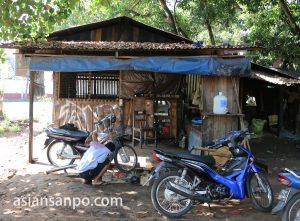 ミャンマー　パアン　バイク屋