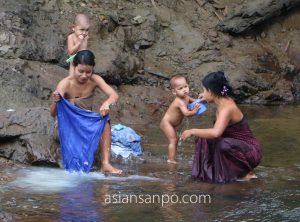 ミャンマー　ベイーボーピン　水浴び
