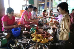 ミャンマー　タニンダーリ　市場