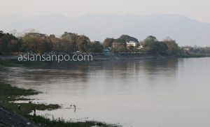ミャンマー　カチン州　ミッチーナ　エーヤワディー川