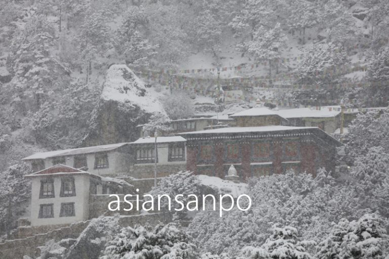 ネパール　エベレスト街道　クンデ　大雪