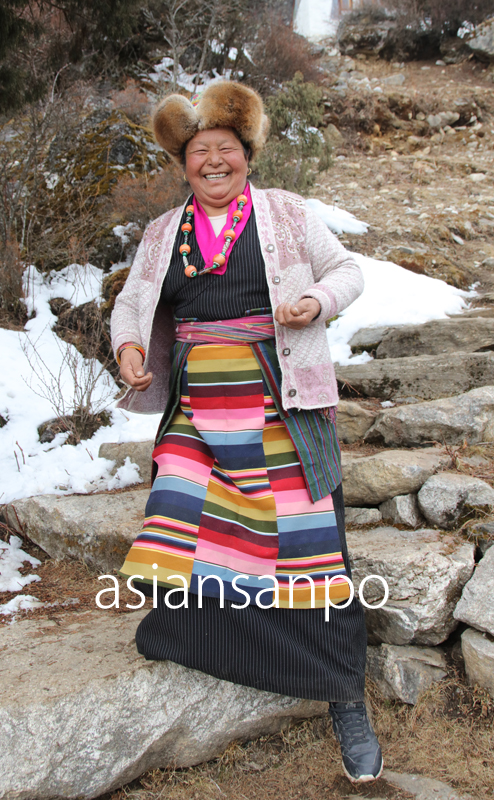 ネパール　エベレスト街道　クンデ　シェルパ　民族衣装