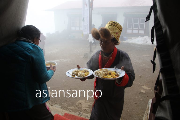ネパール　エベレスト街道　クンデ　プジャ　食事